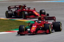 F1, Ferrari: Sainz e Leclerc, confronto impietoso. Scoppia il caso