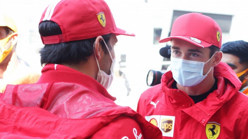 F1, Ferrari: Carlos Sainz al veleno con il team per la strategia