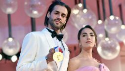 Gianmarco Tamberi con l'oro olimpico sul red carpet di Venezia