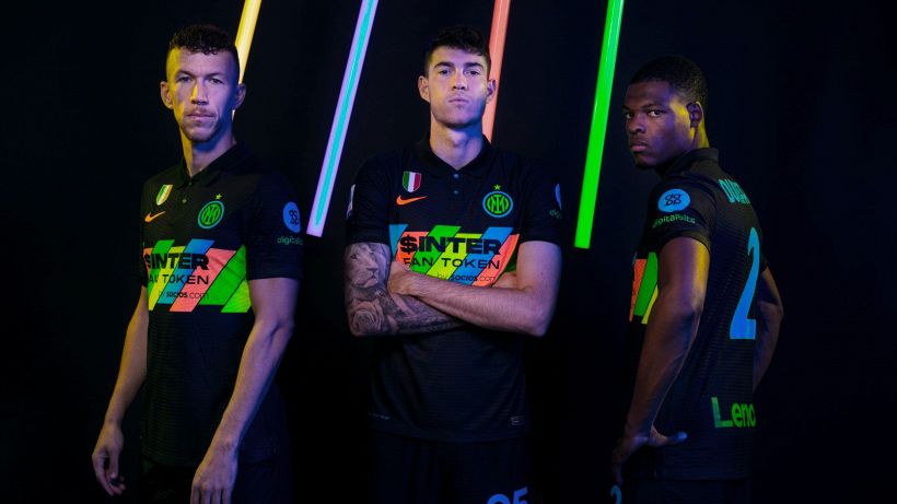 L'Inter presenta la terza maglia: nera e con colori fluorescenti