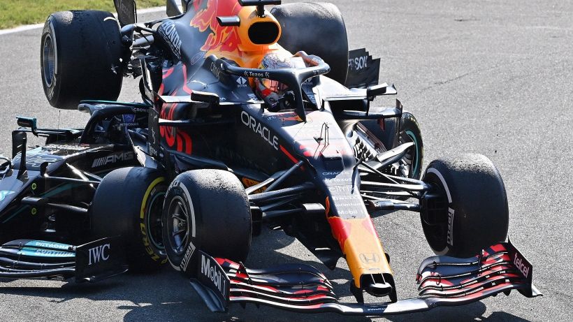 F1, Max Verstappen punito dopo lo scontro con Lewis Hamilton