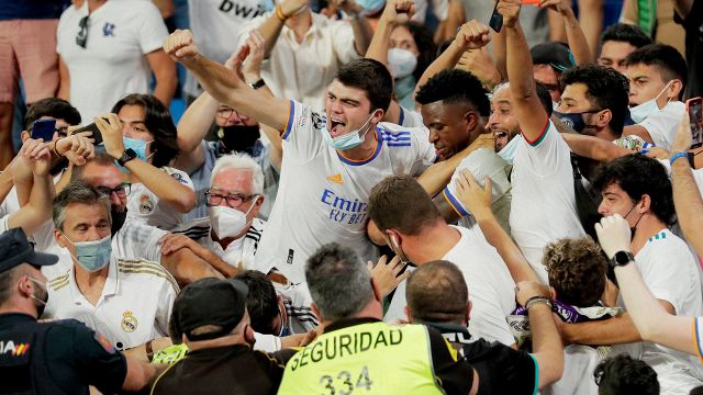 Real Madrid, Vinicius abbraccia i tifosi dopo il goal: rischia la squalifica