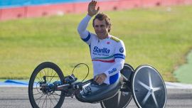 Alex Zanardi compie 59 anni nel silenzio, il campione paralimpico a 5 anni dall'incidente ha realizzato un nuovo progetto