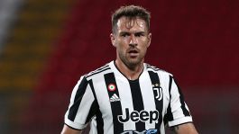 "Firma qui!". Ramsey innervosito per lo scherzo del tifoso della Juve