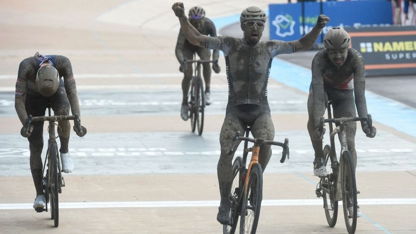 Ciclismo, Colbrelli è leggenda: vince nel fango la Parigi-Roubaix!