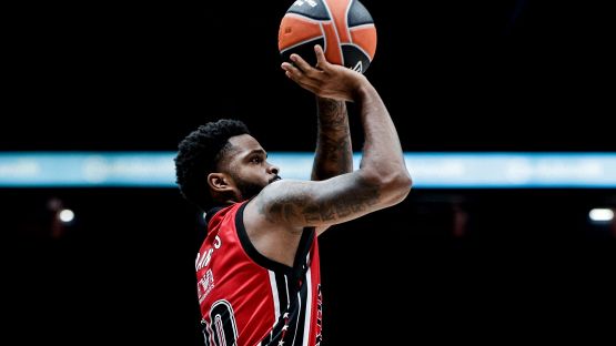 Serie A, l'Olimpia travolge Sassari al Forum e resta prima