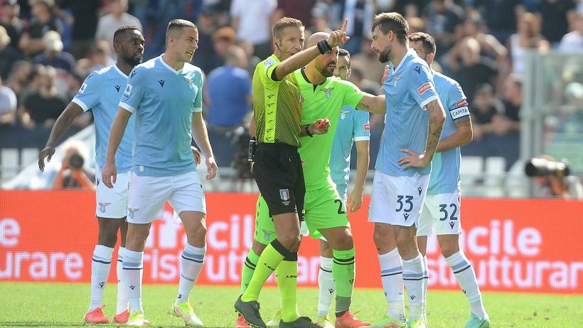 Acerbi subisce fallo e protesta: espulso, salterà Lazio-Inter