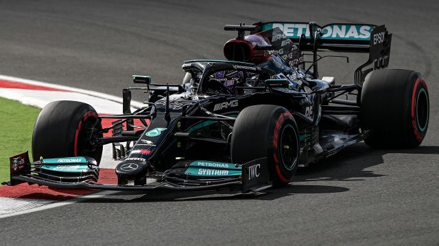 F1: Hamilton il più veloce ma c'è un colpo di scena. Bene la Ferrari