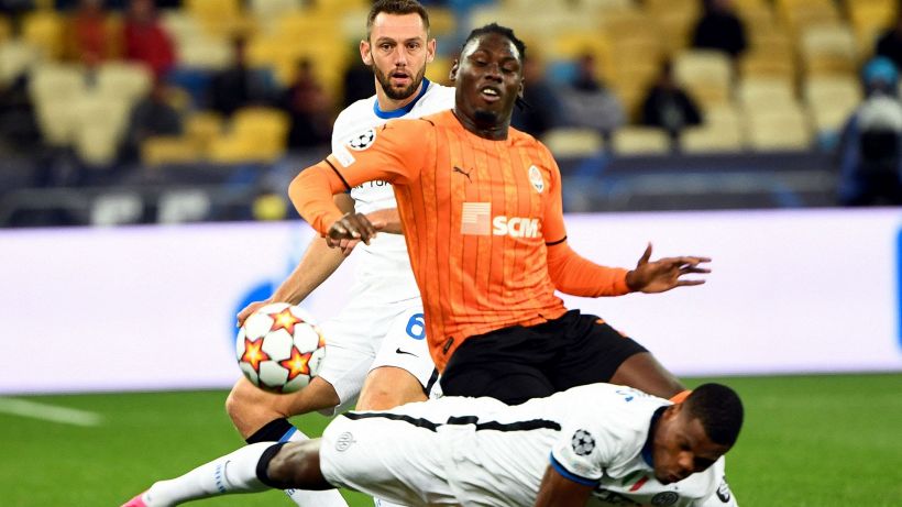 Traore va ko contro l'Inter, lo Shakhtar: "Rischia un anno di stop"