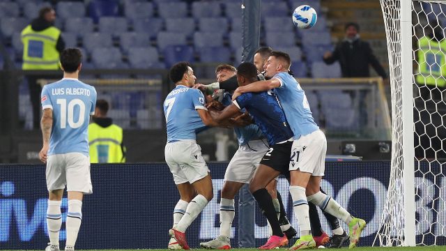 La Lazio rimonta e batte un'Inter furiosa: è rissa all'Olimpico