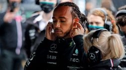 Hamilton furibondo: "Perché il team mi ha fatto fermare?"