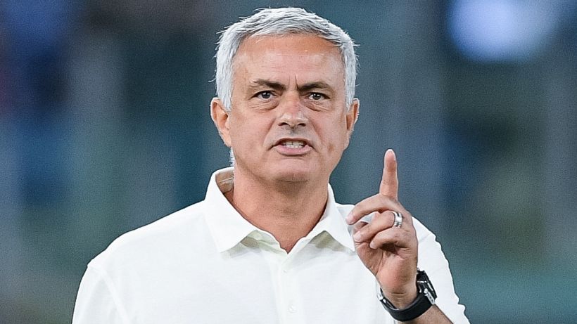 Roma, l'agente di un escluso attacca José Mourinho