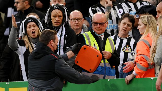 Newcastle-Tottenham sospesa per soccorrere un tifoso