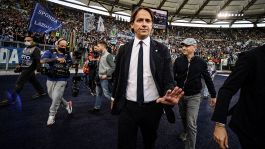 L'accoglienza dei tifosi della Lazio per Inzaghi: cori, striscione e targa