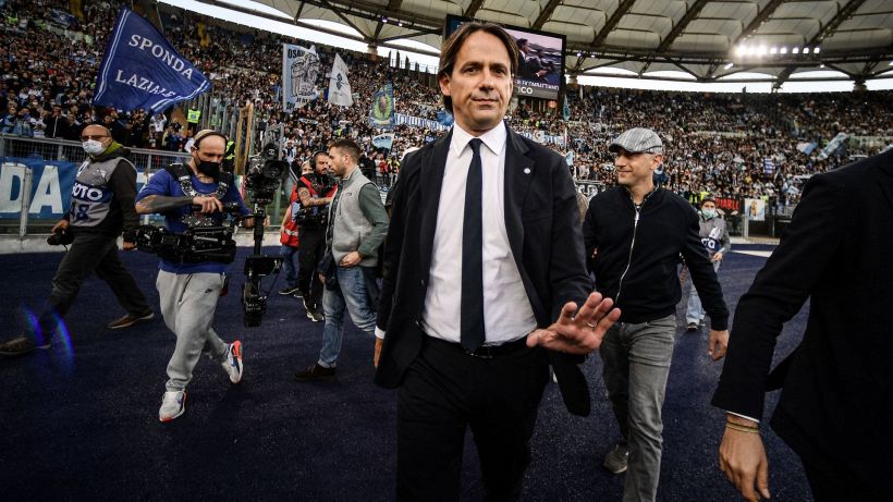 L'accoglienza dei tifosi della Lazio per Inzaghi: cori, striscione e targa