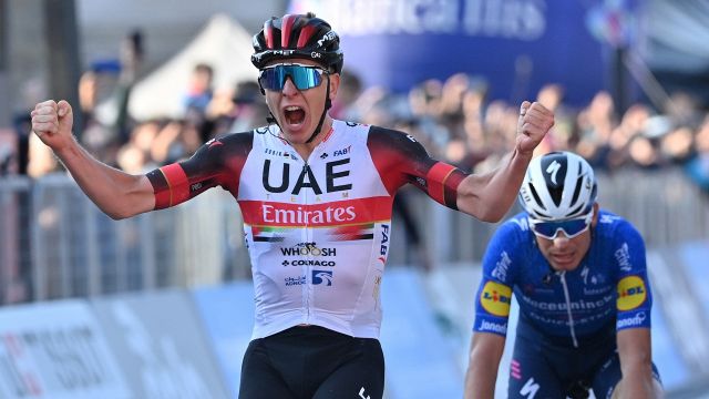 Tadej Pogacar trionfa nel Giro di Lombardia battendo in volata Fausto Masnada