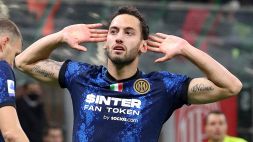 Calhanoglu conquista e segna il rigore: esultanza con mani alle orecchie