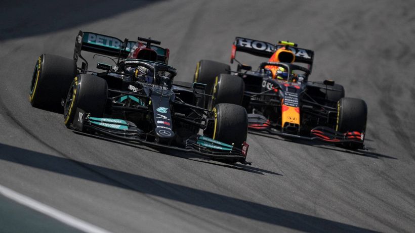 F1, contatto Hamilton-Verstappen: la Mercedes chiede la revisione