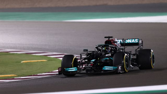 F1, GP Qatar: Hamilton vince davanti a Verstappen. Ferrari 7° e 8°