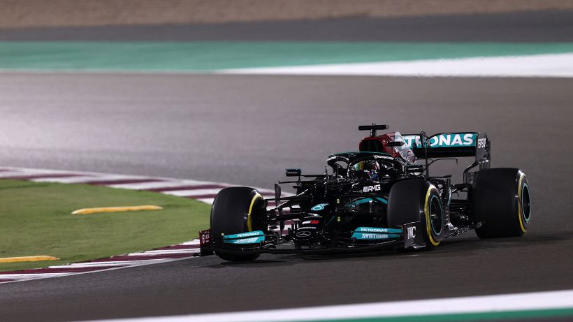 F1, GP Qatar: Hamilton vince davanti a Verstappen. Ferrari 7° e 8°