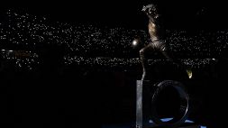 Emozione a Napoli per l'omaggio a Maradona, statua nello stadio