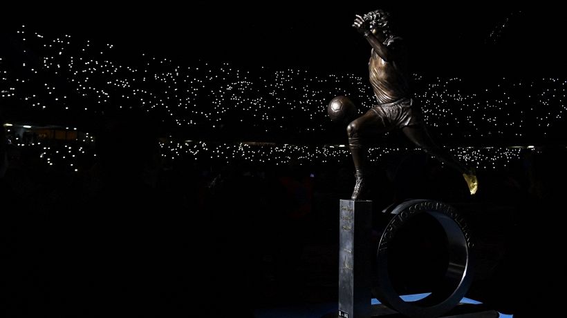 Emozione a Napoli per l'omaggio a Maradona, statua nello stadio