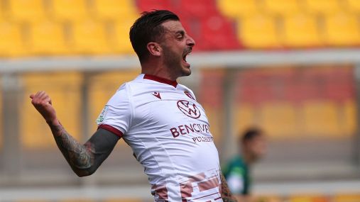 Serie B, la Reggina vince il derby e va in vetta