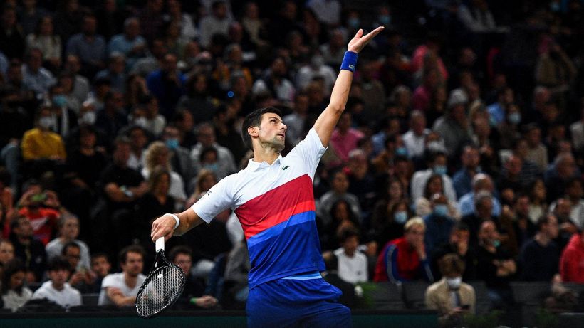 Tennis, Djokovic rischia ma vola in finale a Bercy