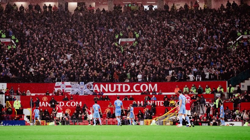 Tifosi di Premier League in piedi allo stadio: rivoluzione dopo trent'anni
