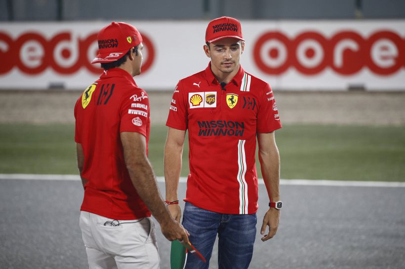 F1, Ferrari sceglie tra Leclerc e Sainz per il titolo: scoppia il caso