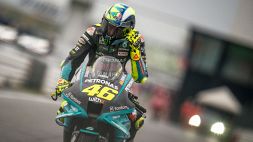 MotoGP Valencia: la pioggia ferma Valentino Rossi, paura per Petrucci