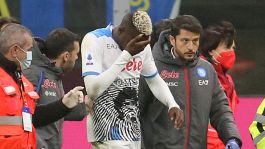 Napoli, calvario Osimhen: positivo al Covid, non torna. Tifosi furiosi