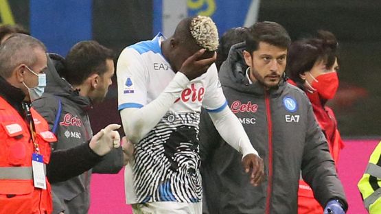 Napoli, calvario Osimhen: positivo al Covid, non torna. Tifosi furiosi