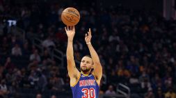 Nba, spavento per la mano di Curry