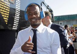 Atalanta rinviata ma in tv lo show a bordocampo di Evra scatena il web