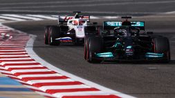 F1, libere 3 Abu Dhabi: Hamilton vola, altro scontro Mercedes-Red Bull