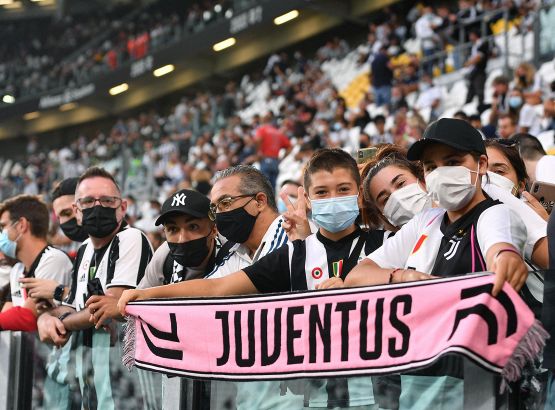 L'esordio dell'ex Juve con la nuova maglia è già un caso, scoppia la bufera