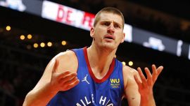 Basket NBA, Jokic sempre più fuori dagli schemi, tra cavalli e vittorie: molla Nike e firma con i cinesi di 361 Degrees
