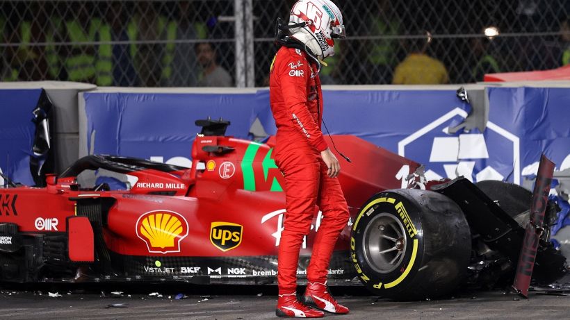 F1, Leclerc si schianta e distrugge la Ferrari. Hamilton davanti