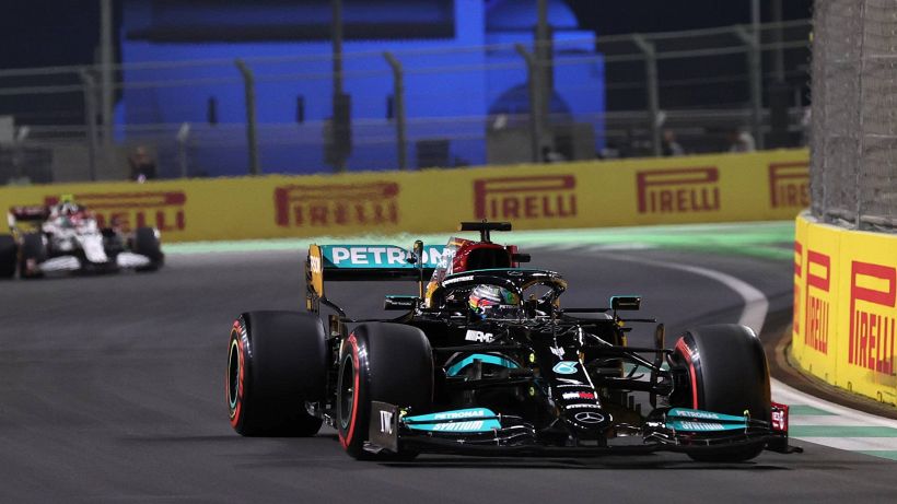 F1, a Jeddah la pole è di Hamilton. Verstappen va a muro