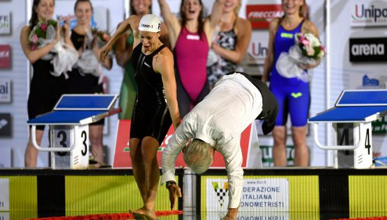 Federica Pellegrini saluta, il tuffo in vasca di Giovanni Malagò