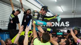 Valentino Rossi torna in pista a Valencia, ma in auto
