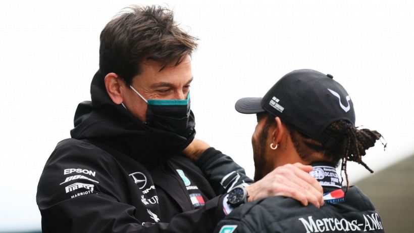 F1, Mercedes: Wolff e Hamilton disertano la premiazione della FIA