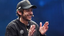 Rossi risponde a Hamilton: "Io in F1? Troppo vecchio purtroppo"