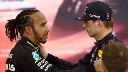 F1, finale surreale: Hamilton abbraccia Verstappen, furia Mercedes