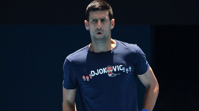 Djokovic col fiato sospeso: espulsione sospesa fino al verdetto definitivo