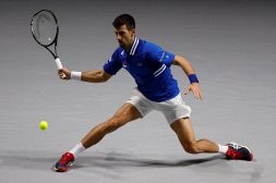 Bufera su Djokovic, il web si divide sul no-vax che infrange le regole