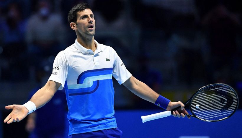 Djokovic agli Australian Open è un caso politico: il visto e il clan