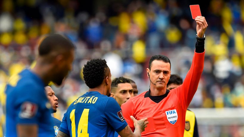 Ecuador-Brasile da rosso: due espulsi in 20 minuti, Alisson salvato due volte dal Var