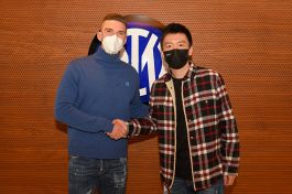 Inter, ecco il colpo Gosens: maglia numero 18 e foto con Zhang